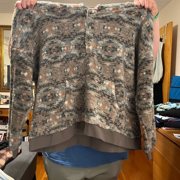 Maurice’s plus size 4 hooded Sherpa pullover. NWT. Aztec print. - Picture 2 of 2